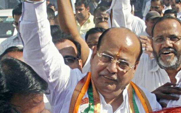 Mohan Joshi has assets worth 4 crores | मोहन जोशी यांच्याकडे ४ कोटींची संपत्ती Mohan Joshi has assets worth 4 crores | मोहन जोशी यांच्याकडे ४ कोटींची संपत्ती