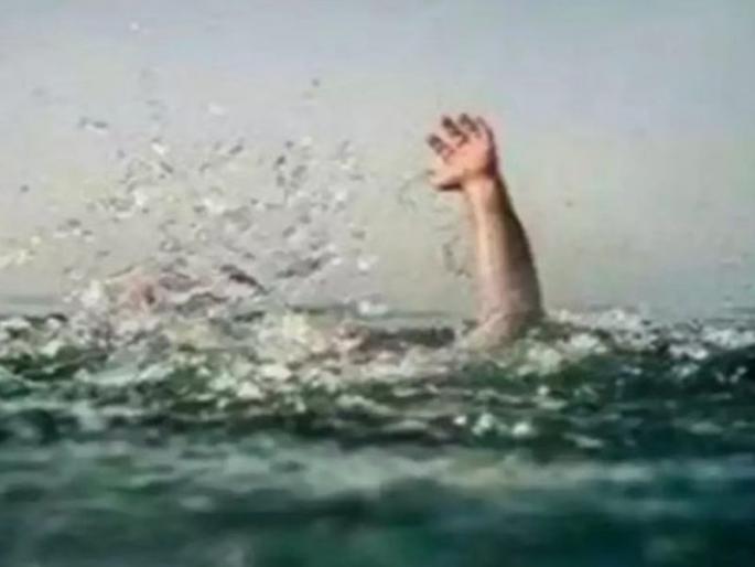 A youth died in Solapur after being swept away in a drain due to rain. | सोलापुरात रात्रीच्या पावसामुळे नाल्यात वाहून गेल्याने तरुणाचा दुर्देवी मृत्यू A youth died in Solapur after being swept away in a drain due to rain. | सोलापुरात रात्रीच्या पावसामुळे नाल्यात वाहून गेल्याने तरुणाचा दुर्देवी मृत्यू