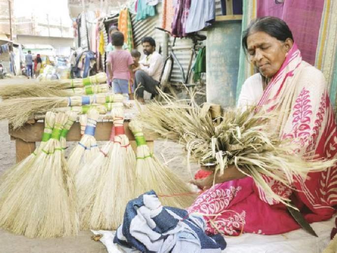 traditional broom rates high on the occasion of diwali | लक्ष्मीपूजनातील 'लक्ष्मी' महागली ! traditional broom rates high on the occasion of diwali | लक्ष्मीपूजनातील 'लक्ष्मी' महागली !