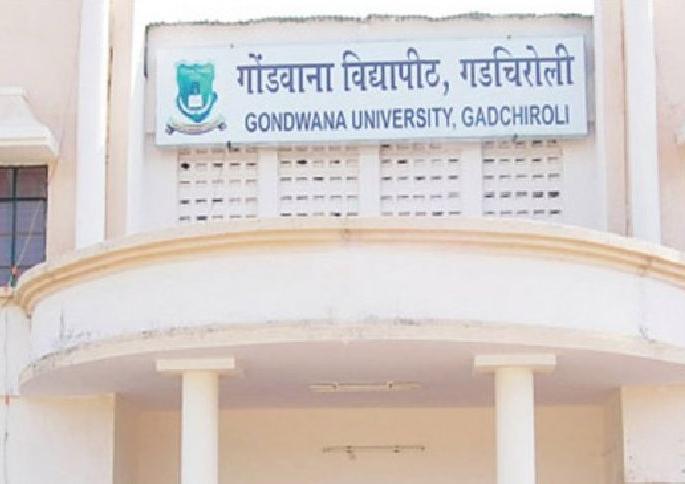 University staff protest with black ribbons from three days | काळ्याफिती लावून विद्यापीठातील कर्मचाऱ्यांचे आंदाेलन