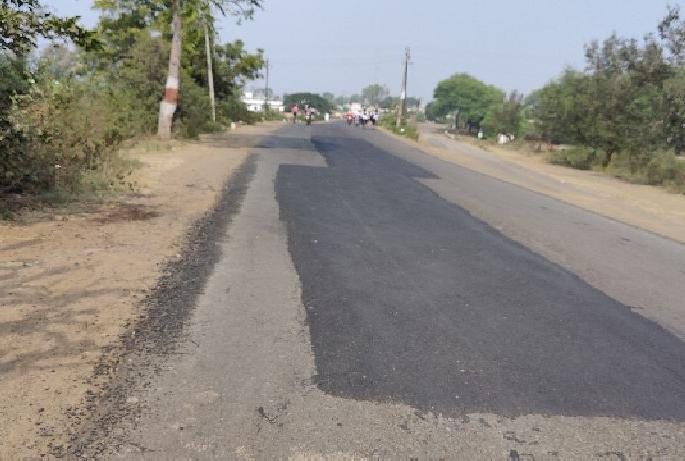 roads are being repaired before the election | बेस झालं बाबा निवडणूक आली... रस्ते झाले गुळगुळीत roads are being repaired before the election | बेस झालं बाबा निवडणूक आली... रस्ते झाले गुळगुळीत
