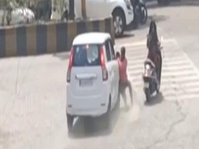 The driver took the young man for a walk; Thriller video goes viral on social media | कारचालकाने तरुणाला नेले फरफटत; कल्याणमधील थरारक व्हिडिओ सोशल मीडियावर व्हायरल The driver took the young man for a walk; Thriller video goes viral on social media | कारचालकाने तरुणाला नेले फरफटत; कल्याणमधील थरारक व्हिडिओ सोशल मीडियावर व्हायरल