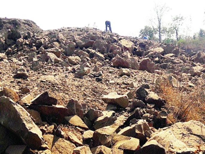 Falatapada unpunished energetic explosion, 300 feet high hill construction | फराटपाडामध्ये विनापरवाना सुरुंग स्फोट, ३०० फूट उंचीची टेकडी फोडण्याचे काम Falatapada unpunished energetic explosion, 300 feet high hill construction | फराटपाडामध्ये विनापरवाना सुरुंग स्फोट, ३०० फूट उंचीची टेकडी फोडण्याचे काम