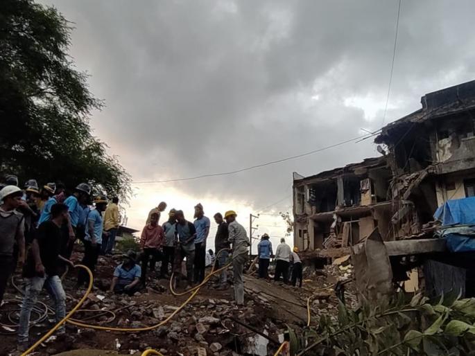 Part of a dangerous building collapsed in Dombivli, two people were trapped, search operation started | डोंबिवलीत अतिधोकादायक इमारतीचा भाग कोसळला; दोघे अडकले, शोधकार्य सुरू Part of a dangerous building collapsed in Dombivli, two people were trapped, search operation started | डोंबिवलीत अतिधोकादायक इमारतीचा भाग कोसळला; दोघे अडकले, शोधकार्य सुरू