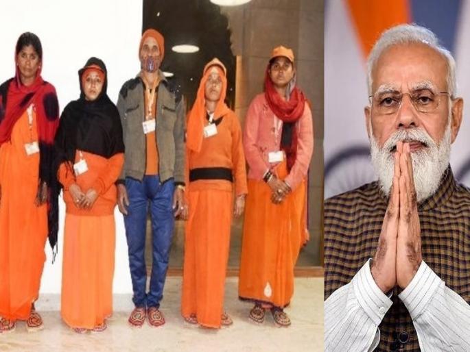 Shoes made of linen sent by the Prime Minister to the staff of Kashi Vishwanath Temple | काशी विश्वनाथ मंदिरातील कर्मचाऱ्यांना पंतप्रधान मोदींनी तागापासून बनविलेले पाठविले बूट Shoes made of linen sent by the Prime Minister to the staff of Kashi Vishwanath Temple | काशी विश्वनाथ मंदिरातील कर्मचाऱ्यांना पंतप्रधान मोदींनी तागापासून बनविलेले पाठविले बूट