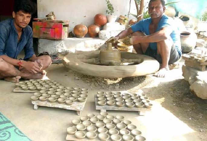soil lamps are on huge demand for diwali festival | होय, मातीच्या पणत्या वीस रुपयांत डझनभर! soil lamps are on huge demand for diwali festival | होय, मातीच्या पणत्या वीस रुपयांत डझनभर!