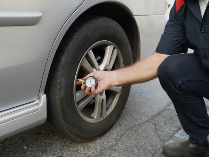 Mercury at 40 degrees, did you check the tires of the vehicle ?; Be careful when filling the air, always take care! | पारा ४० अंशांवर, वाहनाचे टायर तपासले का?; हवा भरताना काळजी घ्या, नेहमी देखभाल करा! Mercury at 40 degrees, did you check the tires of the vehicle ?; Be careful when filling the air, always take care! | पारा ४० अंशांवर, वाहनाचे टायर तपासले का?; हवा भरताना काळजी घ्या, नेहमी देखभाल करा!