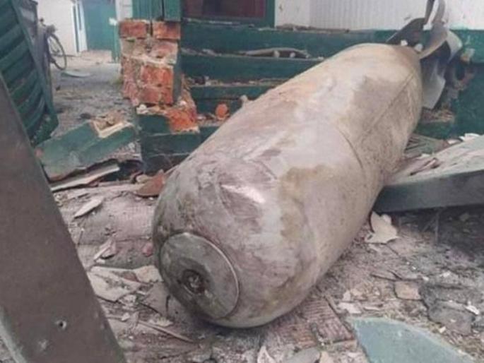Russia Ukraine War: A Russian bomb weighing 500 kg fell on a house in Ukraine | Russia Ukraine War: युक्रेनमधील एका घरावर पडला ५०० किलो वजनाचा रशियन बॉम्ब; पुढे काय झालं, पाहा