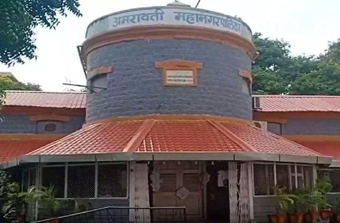Chief Accounts Officers unprofessional behavior at amravati Municipal Crporation | कार्यालयात फायलींचा खच, मुख्य लेखाधिकारी गायब; महापालिका आयुक्त हैराण? Chief Accounts Officers unprofessional behavior at amravati Municipal Crporation | कार्यालयात फायलींचा खच, मुख्य लेखाधिकारी गायब; महापालिका आयुक्त हैराण?