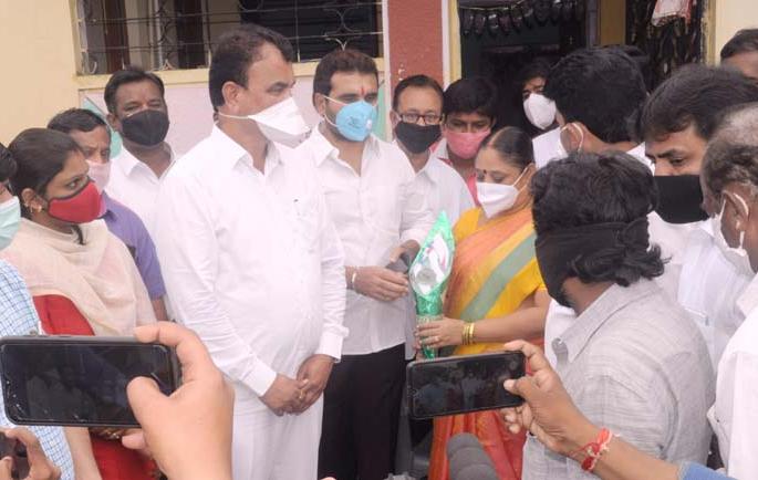 Make the use of masks compulsory in Solapur; Guardian Minister's instruction to district and municipal administration | सोलापुरात मास्कचा वापर सक्तीचा करा; पालकमंत्र्यांची जिल्हा अन् पालिका प्रशासनाला सुचना