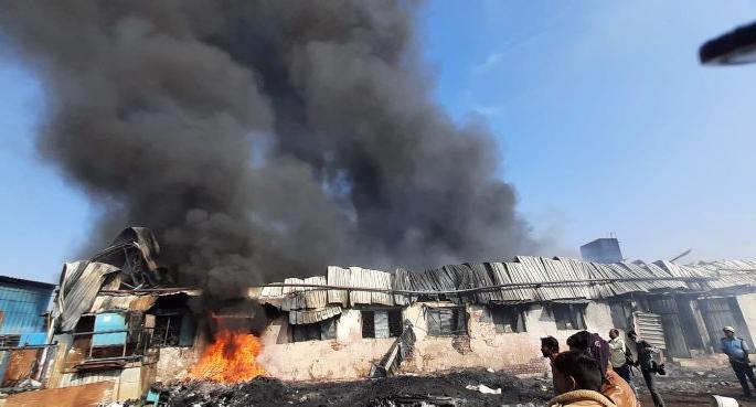 Fire at Uppalwadi Plastic Company in nagpur | उप्पलवाडी प्लास्टिक कंपनीला आग, लाखोंचे साहित्य जळून खाक