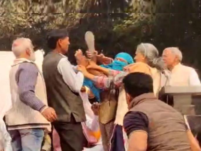 ruckus at hindu ekta manch mahapanchayat for shraddha walkar | श्रद्धाच्या हत्येविरोधात आयोजित हिंदू एकता मंचच्या कार्यक्रमात हंगामा, महिलेनं एकाला चपलेनं मारलं! ruckus at hindu ekta manch mahapanchayat for shraddha walkar | श्रद्धाच्या हत्येविरोधात आयोजित हिंदू एकता मंचच्या कार्यक्रमात हंगामा, महिलेनं एकाला चपलेनं मारलं!