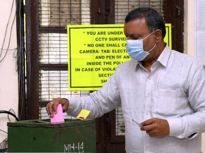 Vidhan Parishad Election 2021 voting starts at polling booth in nagpur district | Vidhan Parishad Election 2021 : नागपूर विधान परिषदेच्या जागेसाठी ९८ टक्के मतदान Vidhan Parishad Election 2021 voting starts at polling booth in nagpur district | Vidhan Parishad Election 2021 : नागपूर विधान परिषदेच्या जागेसाठी ९८ टक्के मतदान