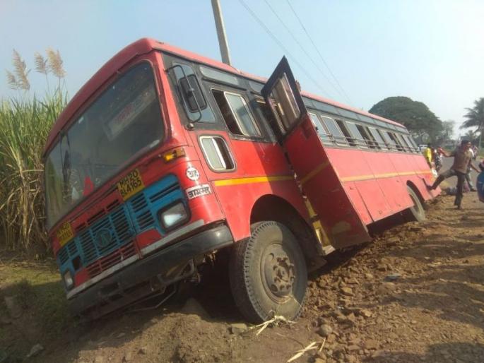 Jamkhed - Swargate ST. Slipped down the street; Luckily the passengers survived |  जामखेड - स्वारगेट एसटी रस्त्यावरुन खाली घसरली; सुदैवाने प्रवाशी बचावले
