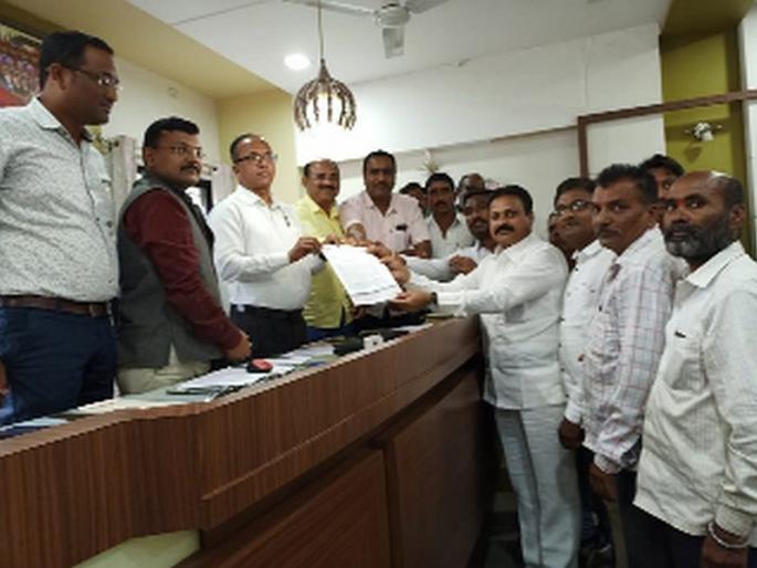 Farmers are shocked by the disrupted electricity supply | खंडीत वीजपुरवठ्याने शेतकरी हैराण Farmers are shocked by the disrupted electricity supply | खंडीत वीजपुरवठ्याने शेतकरी हैराण