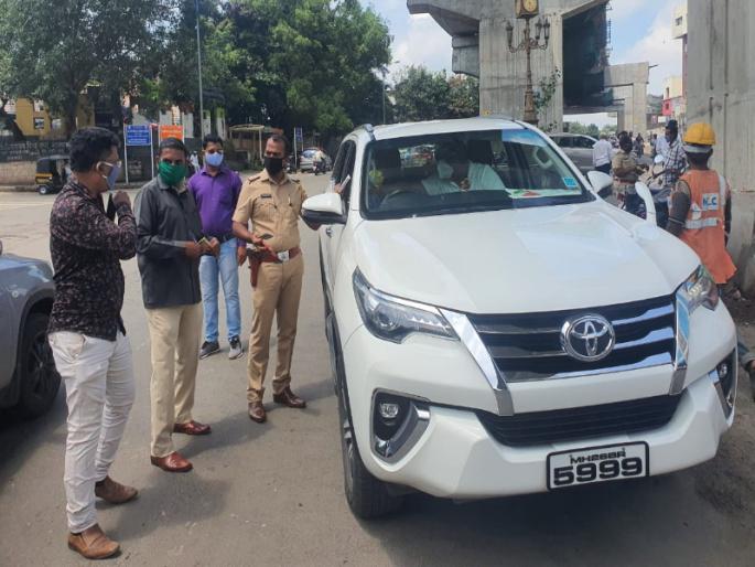 Pune Municipal employees and police action on Nanded MLA ; A fine of five hundred rupees for walking without a mask | नांदेडच्या आमदाराला महापालिका कर्मचारी व पोलिसांचा दणका; विना मास्क फिरत असल्याने पाचशे रुपयांचा दंड 