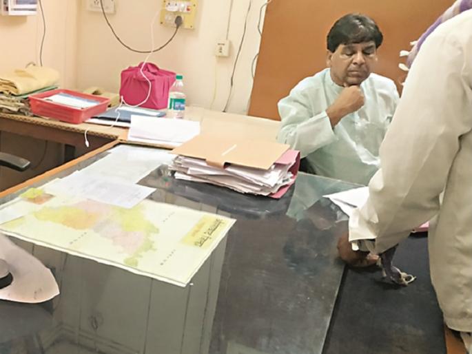 MLA Chikatgaonkar had an hour waiting for Tahsildar of Vaijapur | आमदारांना करावी लागली तहसीलदारांची तासभर प्रतीक्षा