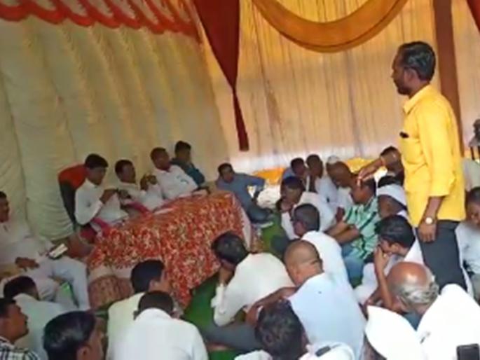 prahar Party worker angry on mla Prashant Bamb | व्हिडिओ: भर सभेत भाजपच्या आमदाराला 'प्रहार'च्या कार्यकर्त्याने झापलं prahar Party worker angry on mla Prashant Bamb | व्हिडिओ: भर सभेत भाजपच्या आमदाराला 'प्रहार'च्या कार्यकर्त्याने झापलं