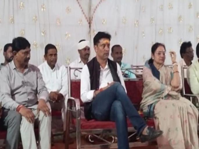 waraseoni mla vivek vicky patel angry on pwd govt officials for absence of contractor, balaghat, madhya pradesh | "कुठे आहेत ते... त्यांना बोलवा", काँग्रेस आमदार मंचावरूनच सरकारी अधिकाऱ्यांवर संतापले waraseoni mla vivek vicky patel angry on pwd govt officials for absence of contractor, balaghat, madhya pradesh | "कुठे आहेत ते... त्यांना बोलवा", काँग्रेस आमदार मंचावरूनच सरकारी अधिकाऱ्यांवर संतापले