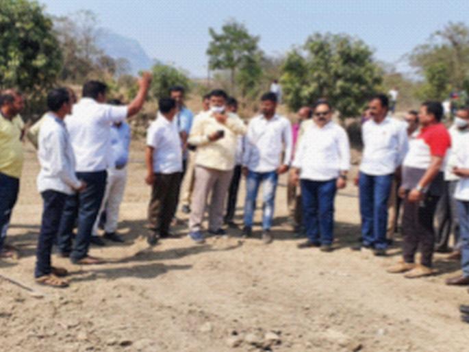 The farmers in the castle presented their grievances to the MLAs | वाड्यातील शेतकऱ्यांनी मांडली आमदारांकडे कैफियत The farmers in the castle presented their grievances to the MLAs | वाड्यातील शेतकऱ्यांनी मांडली आमदारांकडे कैफियत