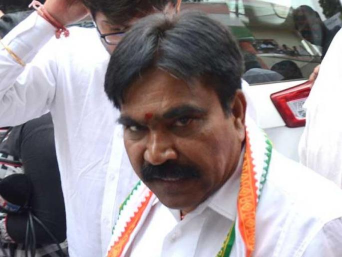 Karnataka Elections Independent mla meets BJP leaders in morning later extends support to congress | Karnataka Elections: हद्द झाली राव... सकाळी भाजपाचं 'कमळ', दुपारी काँग्रेसचा 'हात', संध्याकाळ होताच बदलली साथ Karnataka Elections Independent mla meets BJP leaders in morning later extends support to congress | Karnataka Elections: हद्द झाली राव... सकाळी भाजपाचं 'कमळ', दुपारी काँग्रेसचा 'हात', संध्याकाळ होताच बदलली साथ