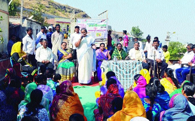 Activities of Cleanliness from Social Program: Mallakapur Activities: Message from Tilak Allocation; Trying with the Governor with the Chief of the Town | सामाजिक कार्यक्रमातून स्वच्छतेचा जागर मलकापुरात उपक्रम : तिळगूळ वाटपातून संदेश; नगराध्यक्षांसह प्रशासनाकडून प्रयत्न Activities of Cleanliness from Social Program: Mallakapur Activities: Message from Tilak Allocation; Trying with the Governor with the Chief of the Town | सामाजिक कार्यक्रमातून स्वच्छतेचा जागर मलकापुरात उपक्रम : तिळगूळ वाटपातून संदेश; नगराध्यक्षांसह प्रशासनाकडून प्रयत्न