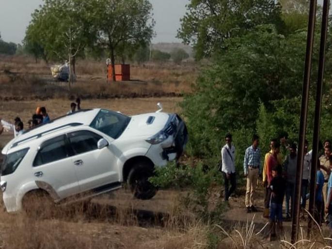MLA's vehicle accident | आमदारांच्या वाहनाला अपघात : चार फूट उंचावरून उडी घेत कार मधून बाहेर पडले आमदार डॉ. सतीश पाटील MLA's vehicle accident | आमदारांच्या वाहनाला अपघात : चार फूट उंचावरून उडी घेत कार मधून बाहेर पडले आमदार डॉ. सतीश पाटील