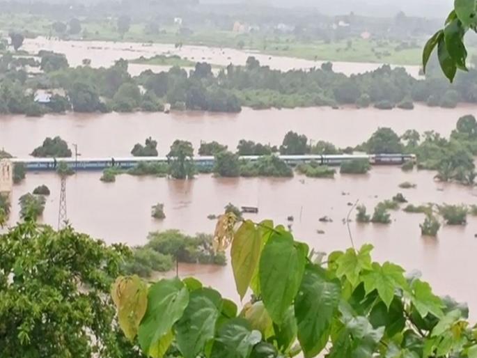 Mahalaxmi Express held up between Badlapur and Wangani | महालक्ष्मी एक्स्प्रेस वांगणीजवळ अडकली, एनडीआरएफचे पथक घटनास्थळी  Mahalaxmi Express held up between Badlapur and Wangani | महालक्ष्मी एक्स्प्रेस वांगणीजवळ अडकली, एनडीआरएफचे पथक घटनास्थळी