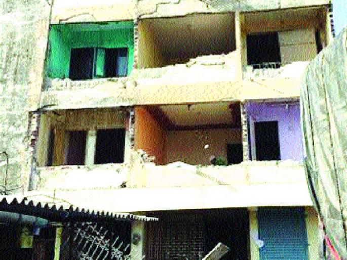152 dangerous buildings in Ulhasnagar | उल्हासनगरमध्ये १५२ धोकादायक इमारती 152 dangerous buildings in Ulhasnagar | उल्हासनगरमध्ये १५२ धोकादायक इमारती