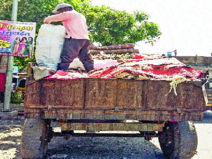 Violation of traffic rules, garbage transportation by contractor in private registration vehicles | वाहतुकीच्या नियमांचे उल्लंघन, खासगी नोंदणीच्या वाहनांतून ठेकेदार करतोय कचरा वाहतूक Violation of traffic rules, garbage transportation by contractor in private registration vehicles | वाहतुकीच्या नियमांचे उल्लंघन, खासगी नोंदणीच्या वाहनांतून ठेकेदार करतोय कचरा वाहतूक