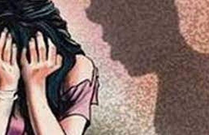Crime against a police inspector for molesting a minor girl | अल्पवयीन मुलीचा विनयभंग करणाऱ्या पाेलिस निरीक्षकाविरुध्द गुन्हा Crime against a police inspector for molesting a minor girl | अल्पवयीन मुलीचा विनयभंग करणाऱ्या पाेलिस निरीक्षकाविरुध्द गुन्हा