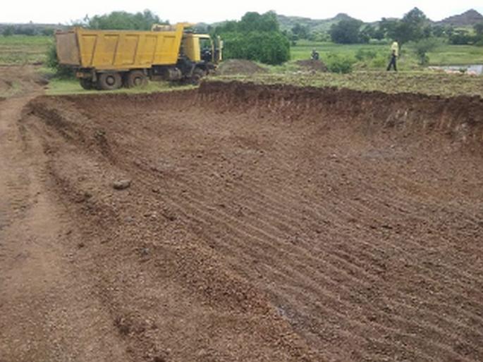 Invalid secondary mineral excavation from the field | शेतातून अवैध गौणखनिज उत्खनन Invalid secondary mineral excavation from the field | शेतातून अवैध गौणखनिज उत्खनन