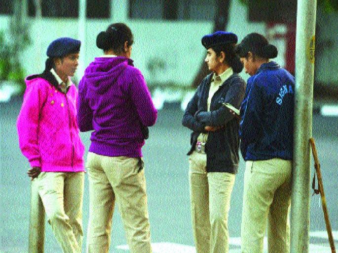 Mumbai, on the other hand, recorded a minimum temperature of 14 degree Celsius | मुंबई कमालीची गारठली, किमान तापमान १४ अंशांवर Mumbai, on the other hand, recorded a minimum temperature of 14 degree Celsius | मुंबई कमालीची गारठली, किमान तापमान १४ अंशांवर