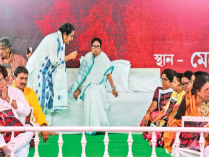 Chief Minister Banerjee's dharna protest against exclusion of names from voter list | मतदार यादीतील नावे वगळण्याविरोधात मुख्यमंत्री बॅनर्जी यांचे धरणे आंदोलन Chief Minister Banerjee's dharna protest against exclusion of names from voter list | मतदार यादीतील नावे वगळण्याविरोधात मुख्यमंत्री बॅनर्जी यांचे धरणे आंदोलन
