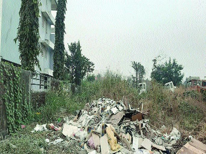 Heaps of debris, piles of debris on open plots; The grass growing upset the residents | मोकळ्या भूखंडावर कचरा, डेब्रिजचे ढीग; गवत वाढल्याने रहिवाशी त्रस्त Heaps of debris, piles of debris on open plots; The grass growing upset the residents | मोकळ्या भूखंडावर कचरा, डेब्रिजचे ढीग; गवत वाढल्याने रहिवाशी त्रस्त