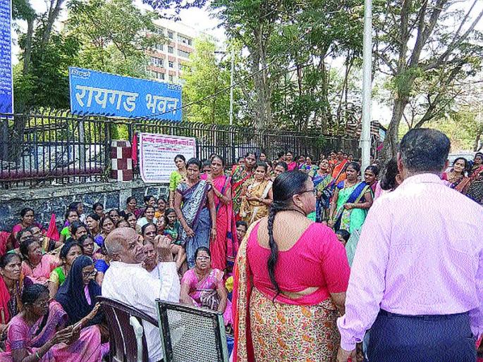 Hold Anganwadi Sevaikas for pending orders | प्रलंबित मागण्यांसाठी अंगणवाडी सेविकांचे धरणे