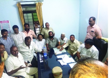 Shivaji is constructing a wall on the bridge: the action committee is firm on the agitation | शिवाजी पुलावर भिंत बांधणारच : कृती समिती आंदोलनावर ठाम Shivaji is constructing a wall on the bridge: the action committee is firm on the agitation | शिवाजी पुलावर भिंत बांधणारच : कृती समिती आंदोलनावर ठाम