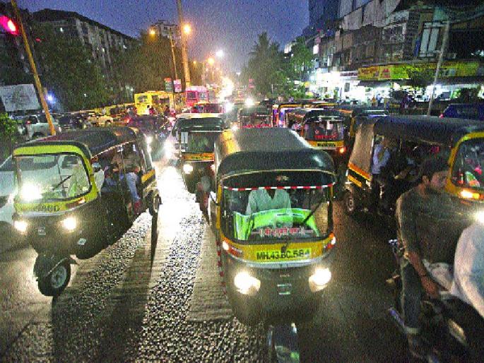 More than half a million vehicles in Navi Mumbai, due to the increasing vehicular traffic, have been destroyed | वाढत्या वाहनांमुळे वाहतुकीचा बोजवारा, नवी मुंबईत तब्बल साडेचार लाख वाहने  More than half a million vehicles in Navi Mumbai, due to the increasing vehicular traffic, have been destroyed | वाढत्या वाहनांमुळे वाहतुकीचा बोजवारा, नवी मुंबईत तब्बल साडेचार लाख वाहने