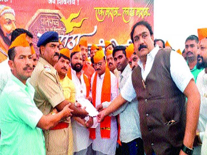 After the assurances of the police, the fasting of the Maratha Kranti Morcha is back | पोलिसांच्या आश्वासनानंतर मराठा क्रांती मोर्चाचे उपोषण मागे After the assurances of the police, the fasting of the Maratha Kranti Morcha is back | पोलिसांच्या आश्वासनानंतर मराठा क्रांती मोर्चाचे उपोषण मागे