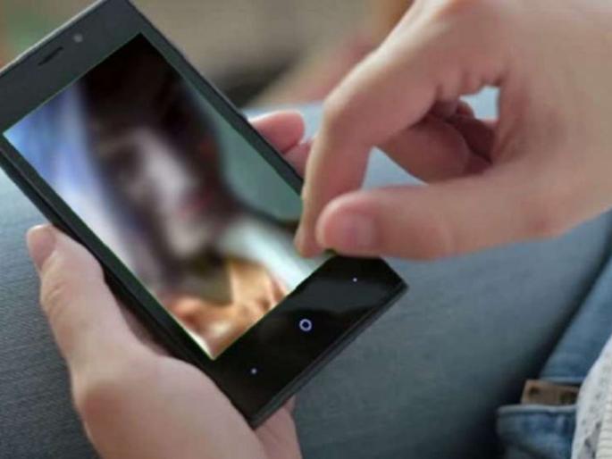 Self-nude photos, videos sent to boyfriend and ... | स्वत:चे न्यूड फोटो, व्हिडिओ बॉयफ्रेण्डला पाठविले अन्... Self-nude photos, videos sent to boyfriend and ... | स्वत:चे न्यूड फोटो, व्हिडिओ बॉयफ्रेण्डला पाठविले अन्...