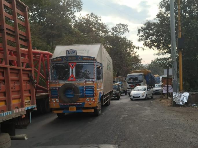 Traffic jam on Mumbai-Nashik highway for two hours, long queues of vehicles | मुंबई-नाशिक महामार्गावर दोन तासांपासून वाहतूक कोंडी, वाहनांच्या लागल्या लांबच लांब रांगा Traffic jam on Mumbai-Nashik highway for two hours, long queues of vehicles | मुंबई-नाशिक महामार्गावर दोन तासांपासून वाहतूक कोंडी, वाहनांच्या लागल्या लांबच लांब रांगा