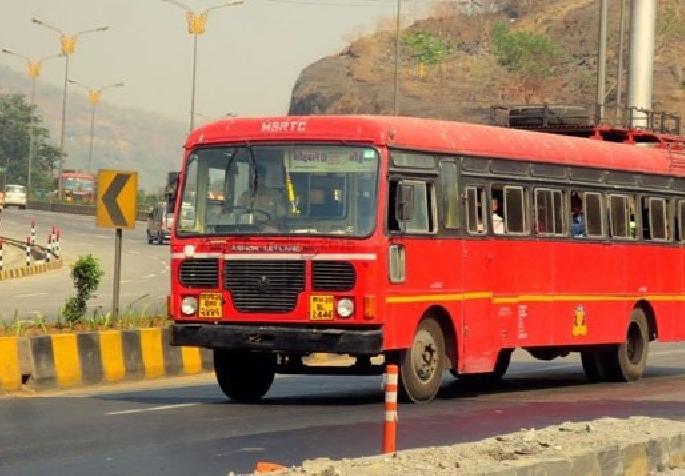Stones pelted again at wani depot bound st bus by unknown | वणी आगाराच्या बसवर पुन्हा दगडफेक; प्रवाशांमध्ये भीतीचे वातावरण Stones pelted again at wani depot bound st bus by unknown | वणी आगाराच्या बसवर पुन्हा दगडफेक; प्रवाशांमध्ये भीतीचे वातावरण