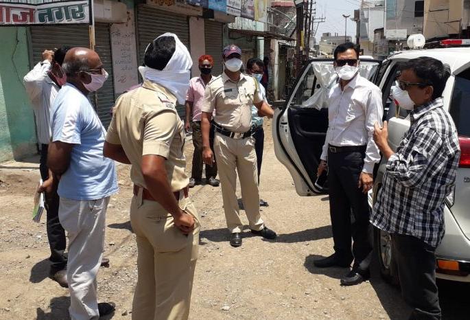 Collector, Municipal Commissioner in restricted area; Citizens keep coming and going! | जिल्हाधिकारी, मनपा आयुक्त प्रतिबंधित क्षेत्रात; नागरिकांची ये-जा सुरूच!  Collector, Municipal Commissioner in restricted area; Citizens keep coming and going! | जिल्हाधिकारी, मनपा आयुक्त प्रतिबंधित क्षेत्रात; नागरिकांची ये-जा सुरूच!