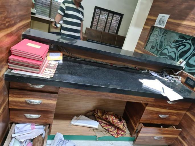 Armed robbery at a private agricultural produce market committee; 12 lakhs looted at gunpoint | खासगी कृषी उत्पन्न बाजार समितीत सशस्त्र दरोडा; बंदुकीच्या धाकावर १२ लाखाने लुटले