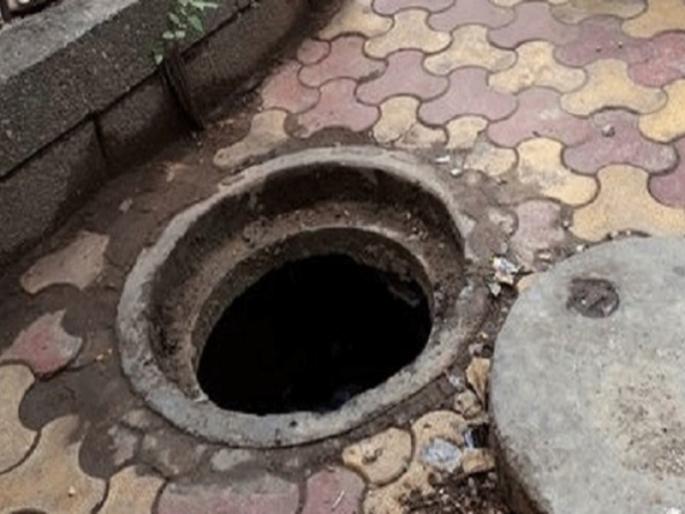 The theft of the manhole cover increased the headaches of the municipality | मॅनहोलच्या झाकणाच्या चोरीमुळे वाढली पालिकेची डोकेदुखी; स्थानिक पोलीस ठाण्यात तक्रार दाखल The theft of the manhole cover increased the headaches of the municipality | मॅनहोलच्या झाकणाच्या चोरीमुळे वाढली पालिकेची डोकेदुखी; स्थानिक पोलीस ठाण्यात तक्रार दाखल