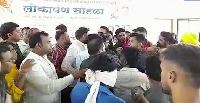 congrss bjp leaders Dispute over naming gymnasium after Savarkar in chandrapur | व्यायामशाळा लोकार्पण सोहळ्यात भाजप-काँग्रेस कार्यकर्त्यांमध्ये धक्काबुक्की congrss bjp leaders Dispute over naming gymnasium after Savarkar in chandrapur | व्यायामशाळा लोकार्पण सोहळ्यात भाजप-काँग्रेस कार्यकर्त्यांमध्ये धक्काबुक्की