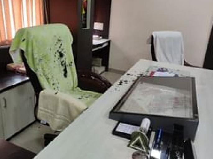 ink threw on the chair of Zilla Parishad president | अन् त्यांनी जिल्हा परिषद अध्यक्षांच्या खुर्चीवर फेकली शाई