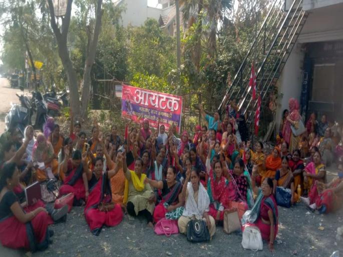 Anganwadi workers protest in front of Child Development Project Officer office | अंगणवाडी सेविकांची बालविकास प्रकल्प अधिकारी कार्यालयासमोर निदर्शने Anganwadi workers protest in front of Child Development Project Officer office | अंगणवाडी सेविकांची बालविकास प्रकल्प अधिकारी कार्यालयासमोर निदर्शने