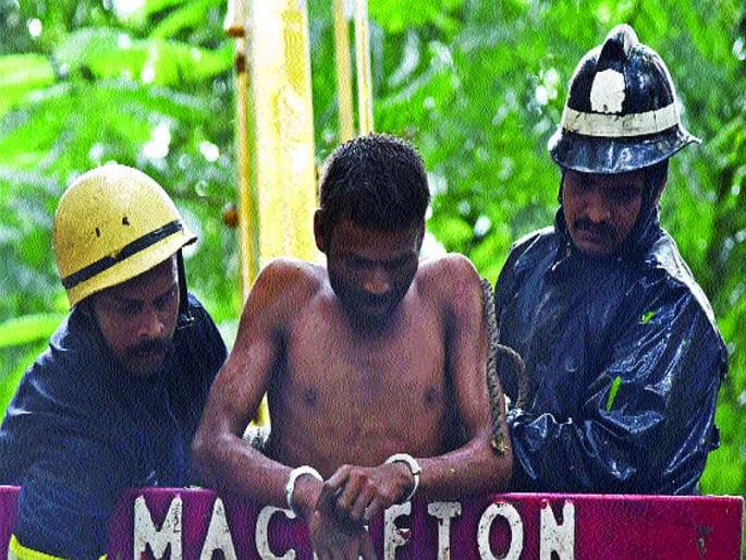 Psychopathic fog in the corner koparkhairane | कोपरखैरणेत मनोरुग्णाचा धुडगूस Psychopathic fog in the corner koparkhairane | कोपरखैरणेत मनोरुग्णाचा धुडगूस