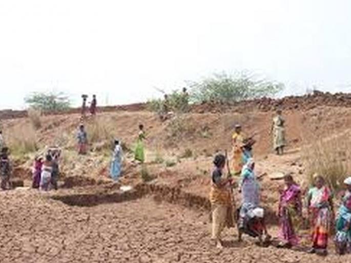 MNREGA wages 55 crore; Penalties for officers and staff | रोहयो मजुरीचे ५५ कोटी बुडाले; अधिकारी-कर्मचाऱ्यांना दंड MNREGA wages 55 crore; Penalties for officers and staff | रोहयो मजुरीचे ५५ कोटी बुडाले; अधिकारी-कर्मचाऱ्यांना दंड